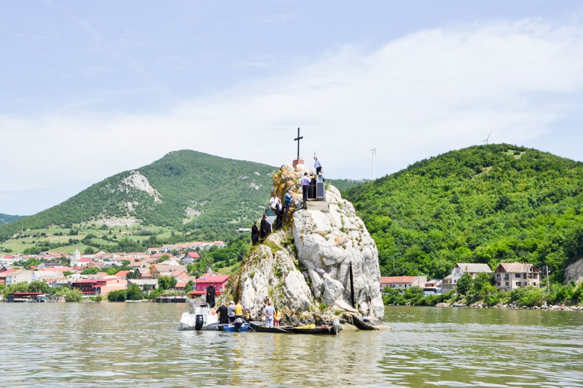 Sfințire de troiță pe apele Dunării 59180