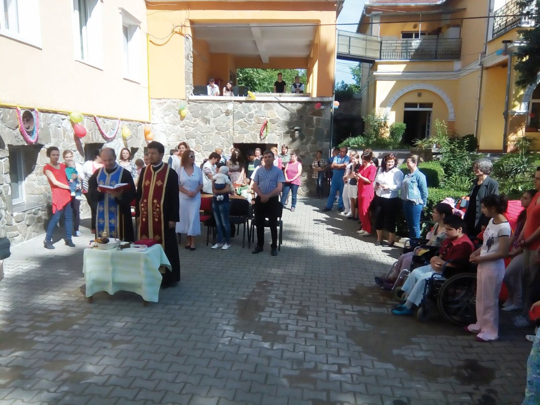 Copiii, sărbătoriţi în parohii, şcoli, spitale şi centre de plasament 59042