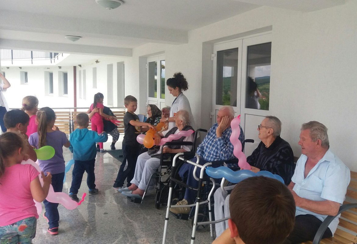 Copiii, sărbătoriţi în parohii, şcoli, spitale şi centre de plasament 59043