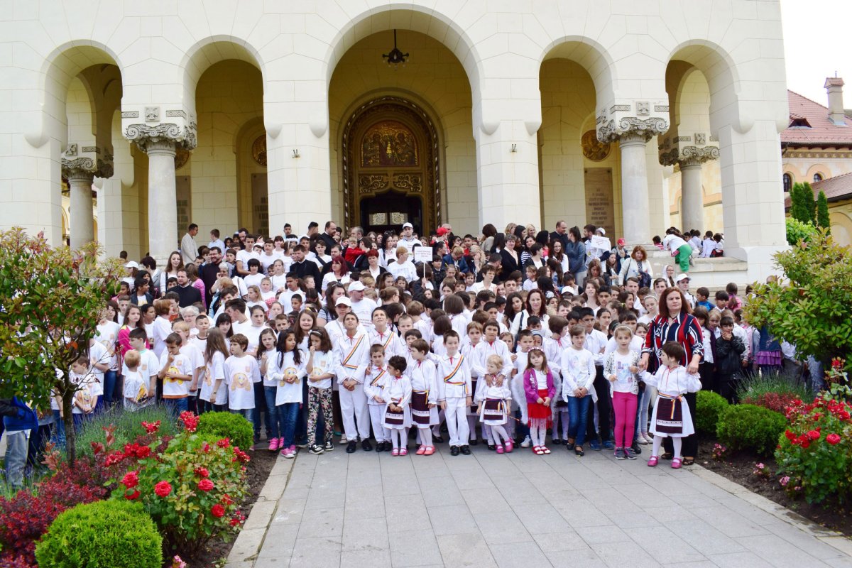 1000 De Copii La Manifestarea Imbrăţisare De Ingeri La Alba