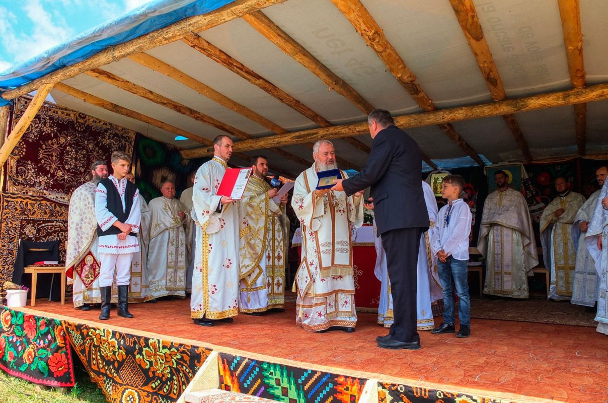 Slujiri arhiereşti în ajunul Duminicii a VI-a după Paşti 58865