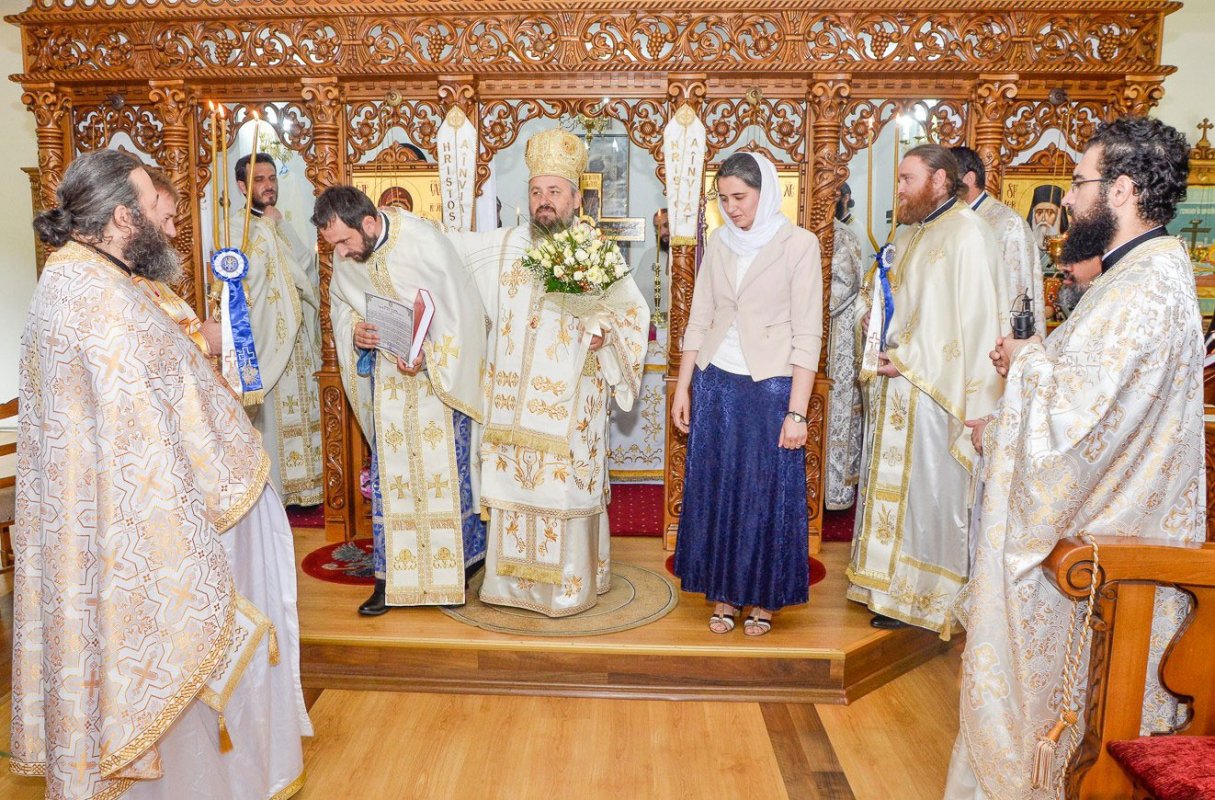 Slujiri arhiereşti în ajunul Duminicii a VI-a după Paşti 58866