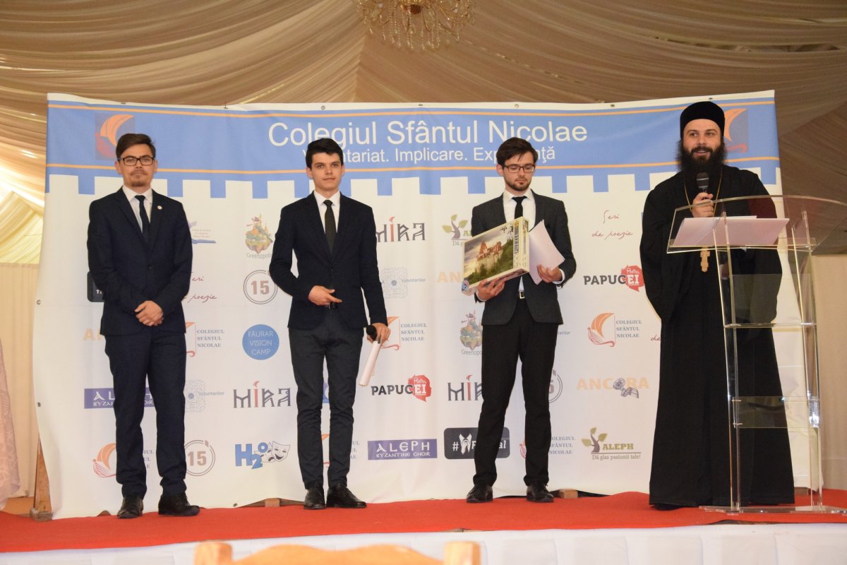 Cei mai implicaţi membri ai Colegiului „Sfântul Nicolae“, premiaţi la Gala Voluntarilor 58798