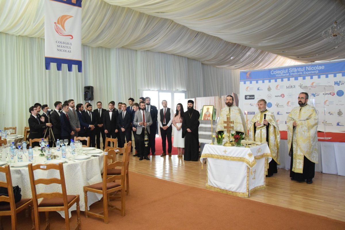 Cei mai implicaţi membri ai Colegiului „Sfântul Nicolae“, premiaţi la Gala Voluntarilor 58800