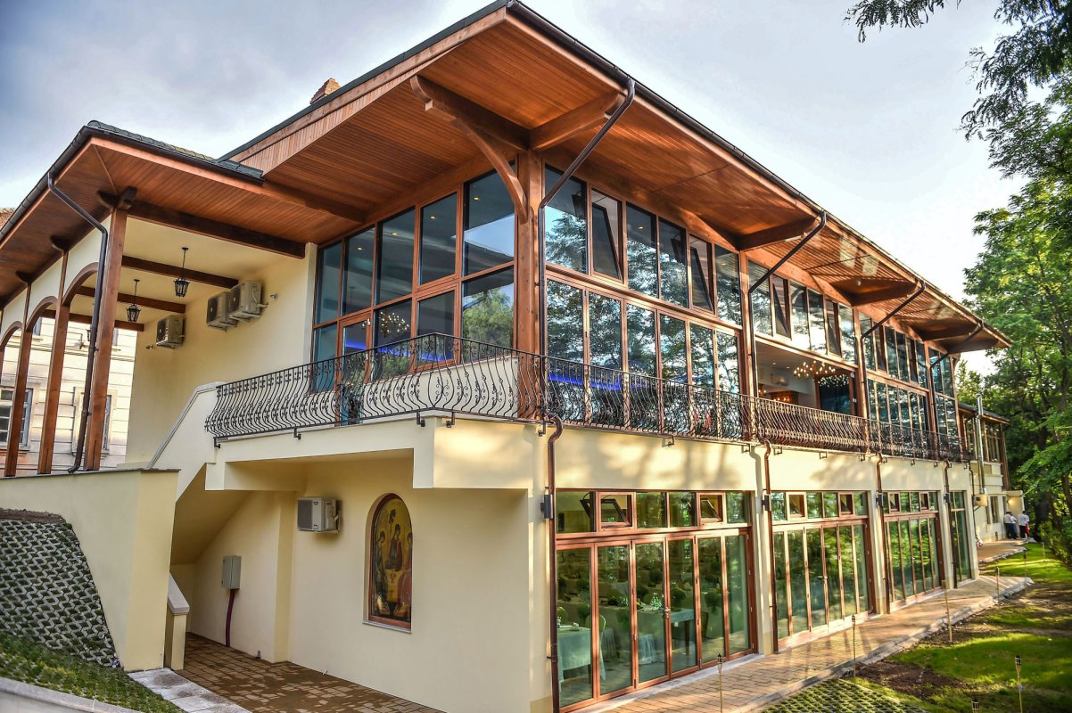 A fost inaugurată şi sfinţită Casa „Academica” 58781