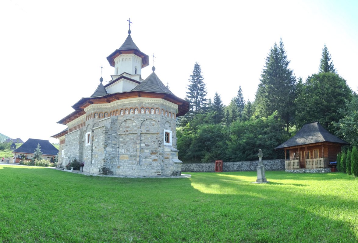 Lumini de sfințenie  la Sihăstria Putnei 58719