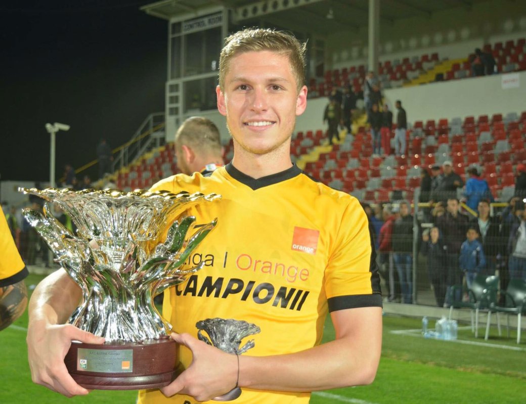 Un fotbalist crescut în casă de preot 58680