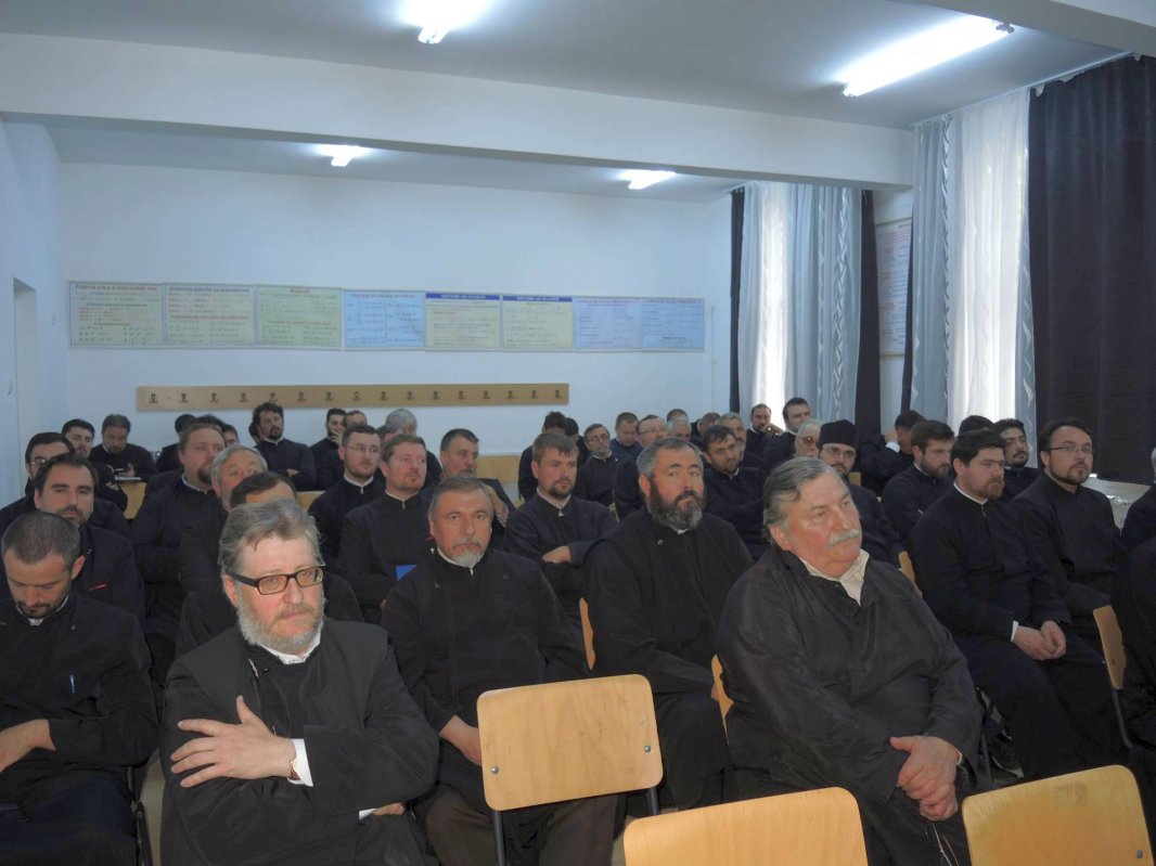 Preoţii din Protopopiatul Săveni au dezbătut tema „Preotul şi tânărul împreună pe drumul către Dumnezeu“ 58333