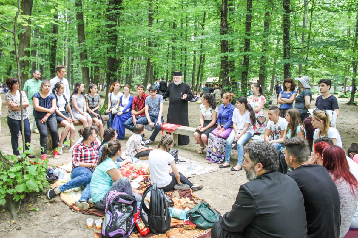 Dialog cu tinerii în codrii Buciumenilor 58030