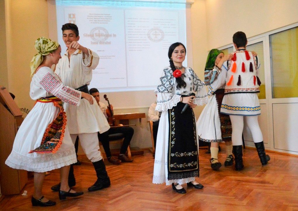 Spectacol folcloric al seminariştilor clujeni 57925
