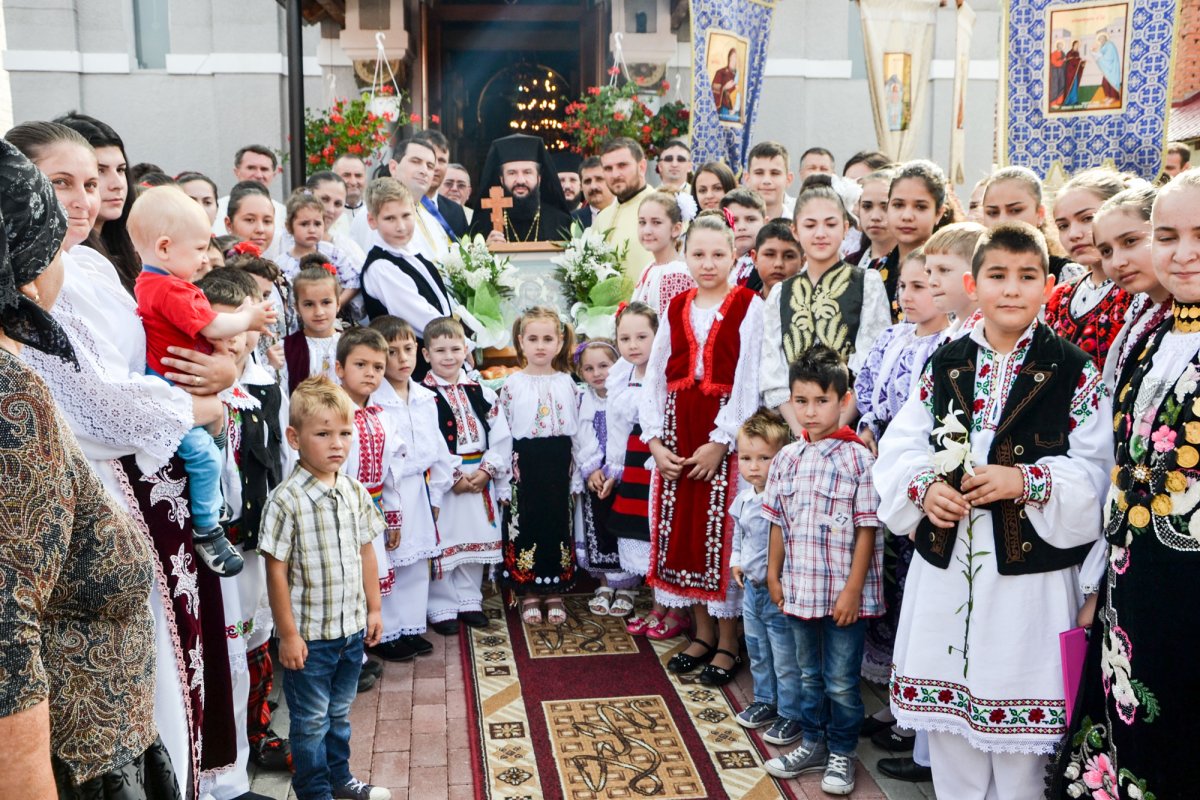 Liturghie arhierească în Parohia Măru 57868
