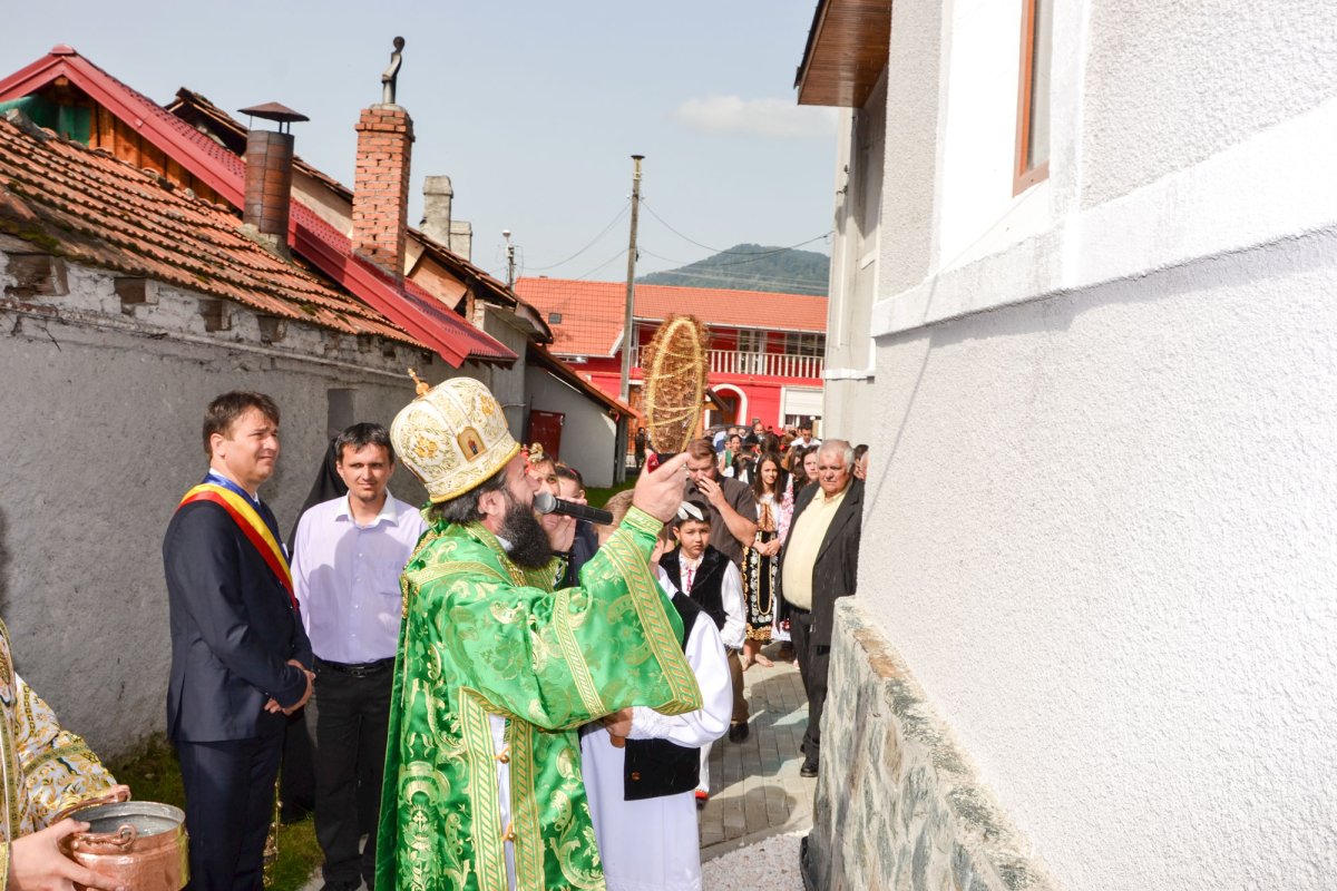 Liturghie arhierească în Parohia Măru 57869