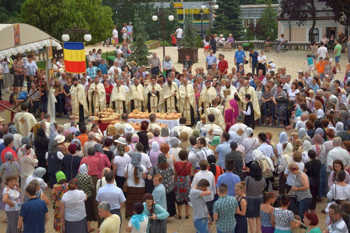 Procesiune religioasă la Piatra Neamţ, cu ocazia sărbătorii Naşterii Sfântului Ioan Botezătorul 57737