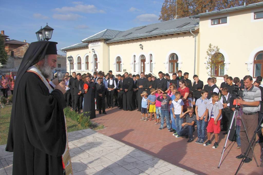 „Şcoala de vară - TIC“, la Fundaţia „Episcop Melchisedec“ Roman 57741