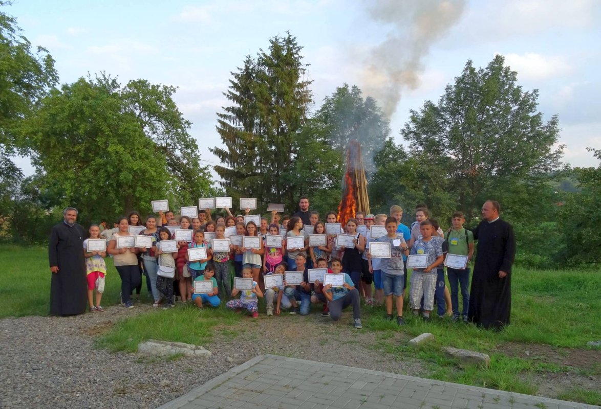 Activităţi desfăşurate cu tinerii în Protoieria Fălticeni 57610