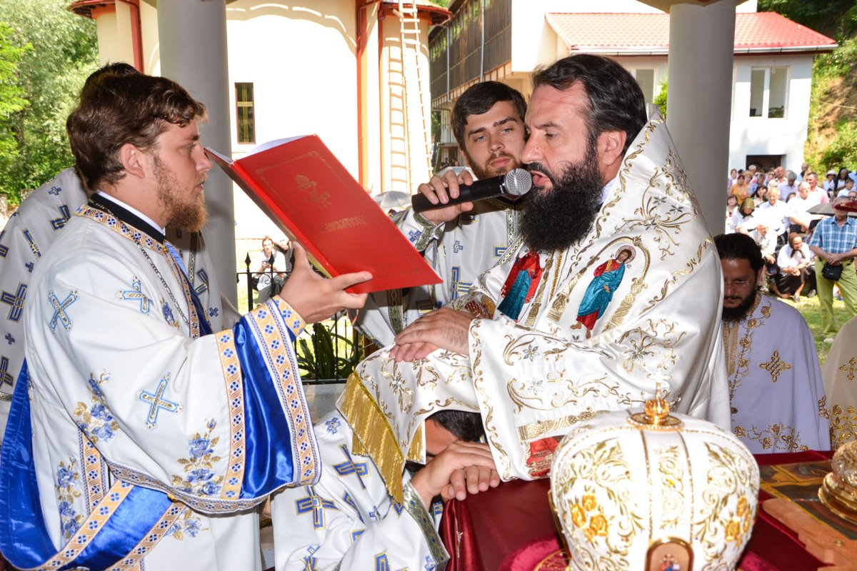 Slujire arhierească la Mănăstirea Piatra Scrisă 57630