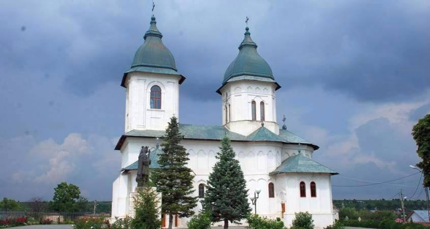 Hramul Catedralei Episcopale din Huşi 57554