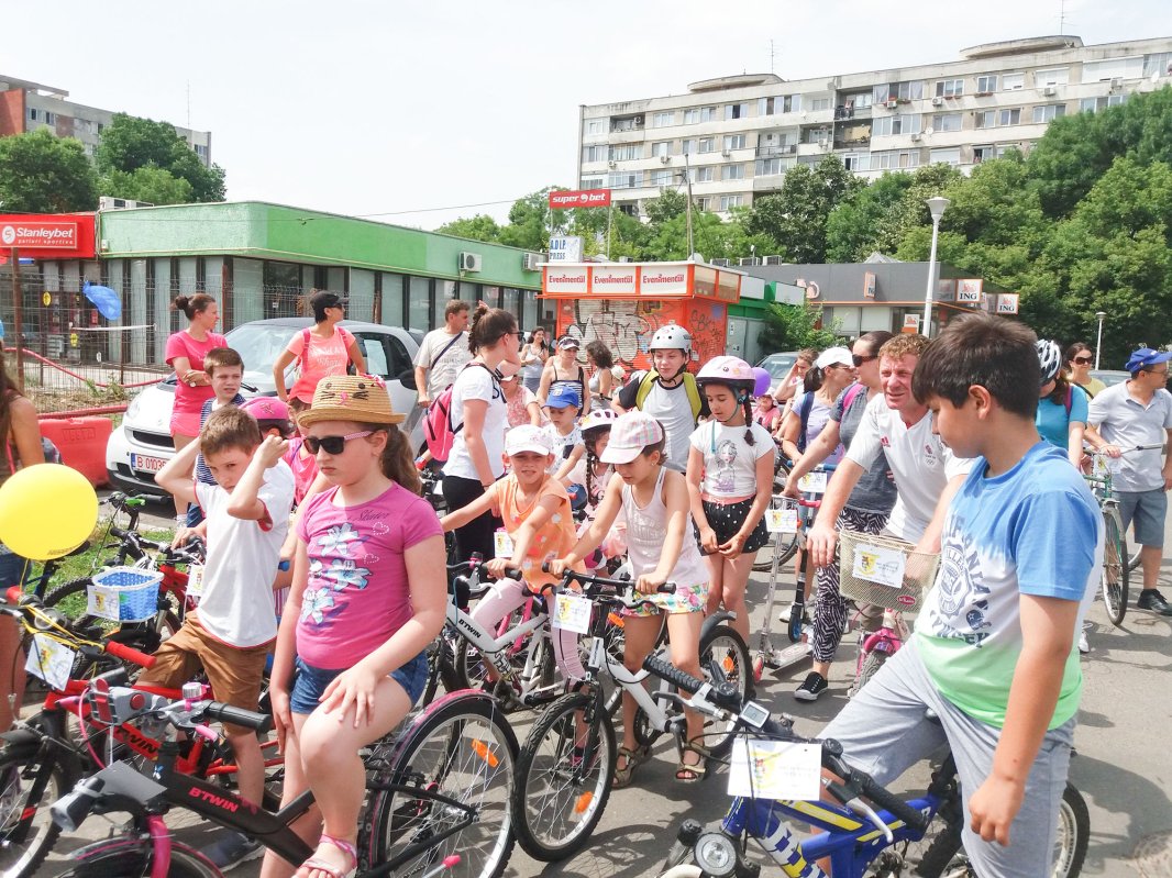 Copii pe bicicletă, pelerini la bisericile din Drumul Taberei 57585