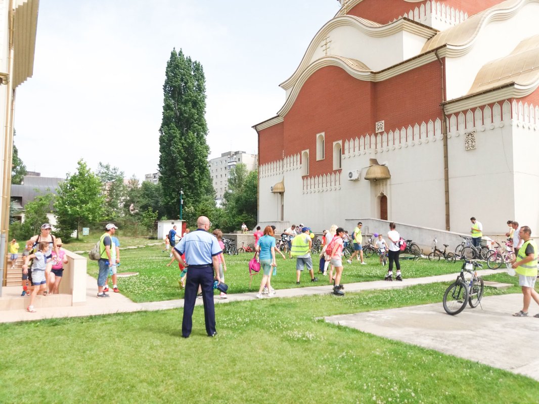 Copii pe bicicletă, pelerini la bisericile din Drumul Taberei 57586