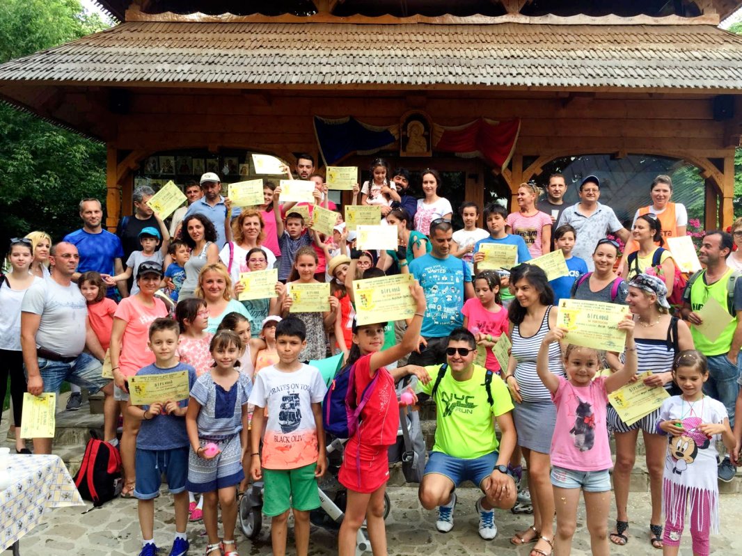 Copii pe bicicletă, pelerini la bisericile din Drumul Taberei 57588