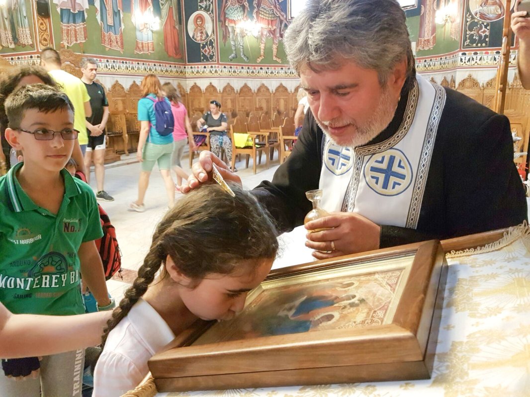 Copii pe bicicletă, pelerini la bisericile din Drumul Taberei 57589