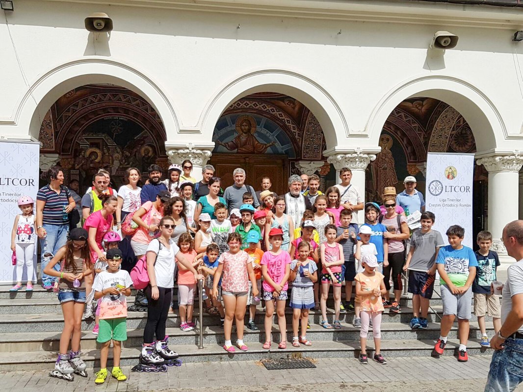 Copii pe bicicletă, pelerini la bisericile din Drumul Taberei 57590