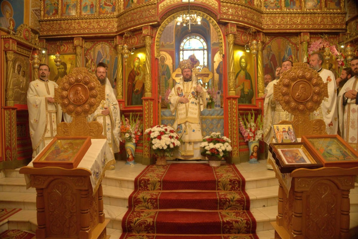 Dublă sărbătoare la Huşi 57453