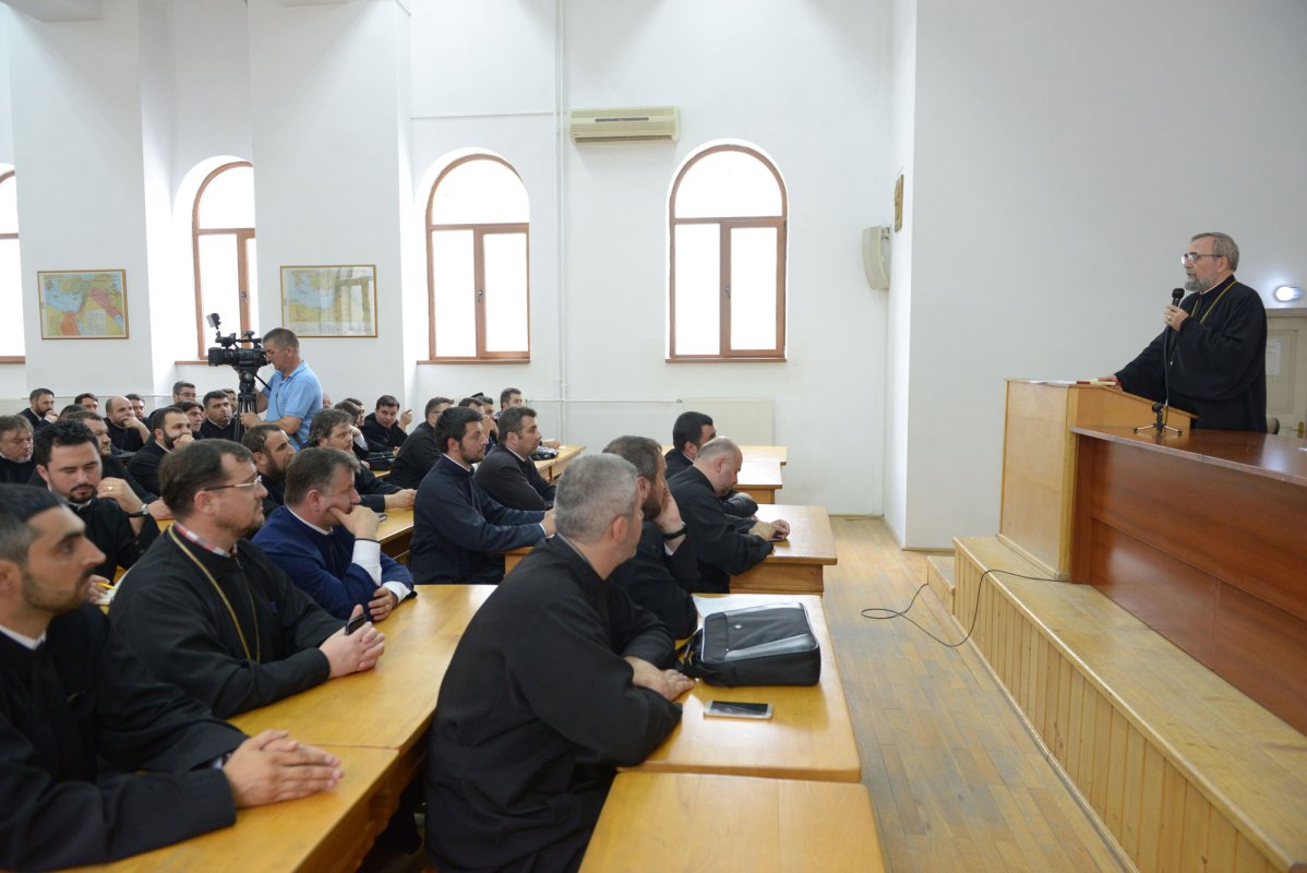 Pregătire continuă pentru clerici 57433