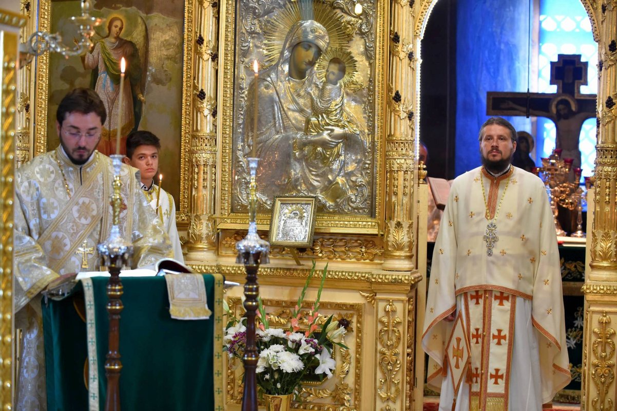 Mijlocitori la Dumnezeu pentru poporul român 57303