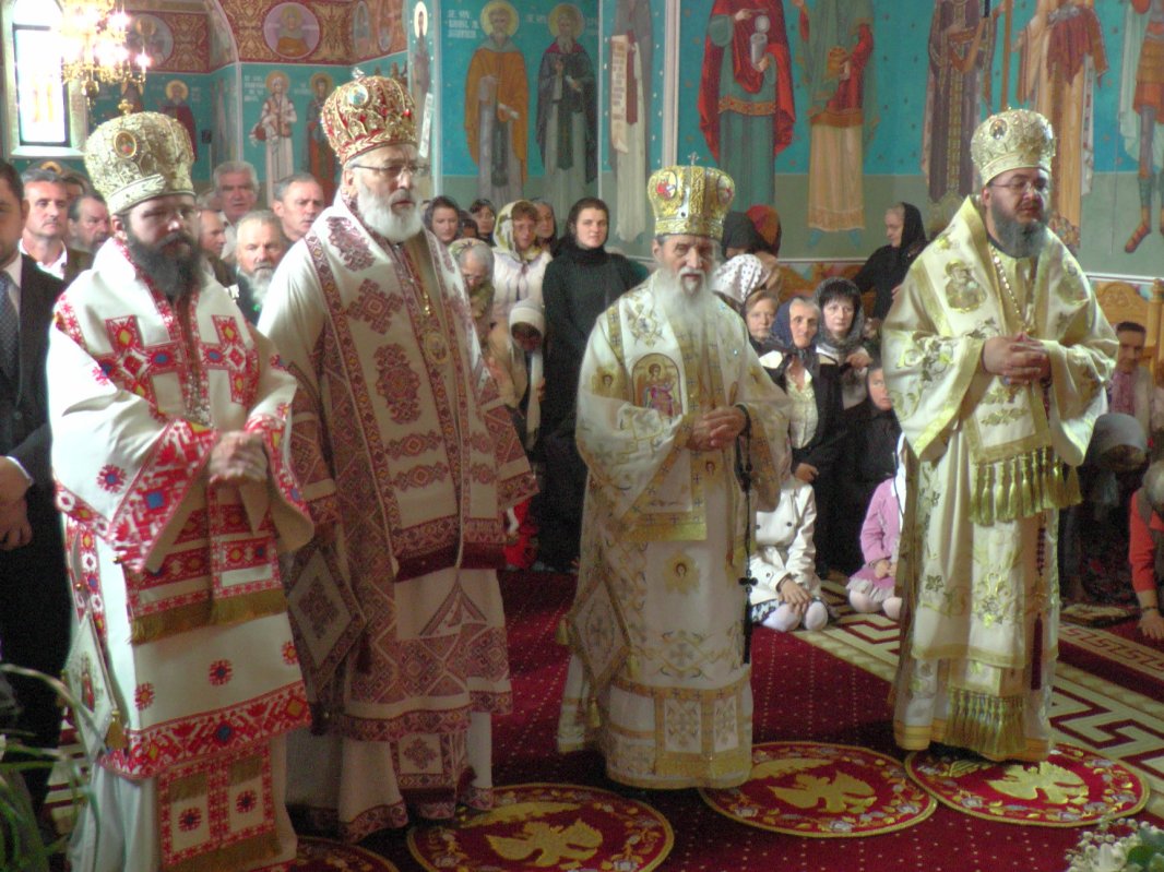 Patru ierarhi la hramul Mănăstirii Bogdana din Rădăuţi 57264
