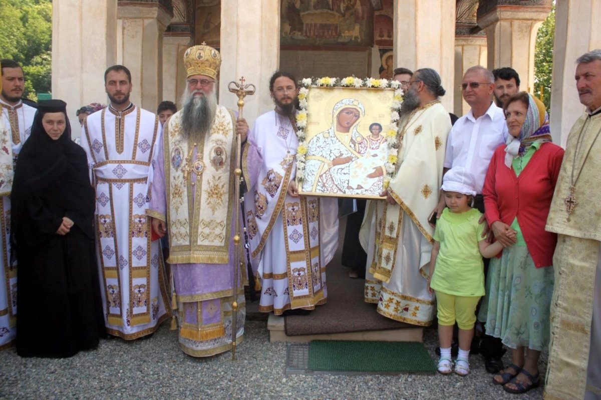 Biserici şi mănăstiri oltene în haină de praznic 57159