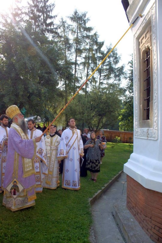 Biserici şi mănăstiri oltene în haină de praznic 57160