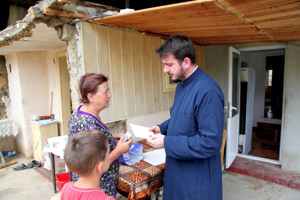 Alături de familiile afectate de inundații 57175