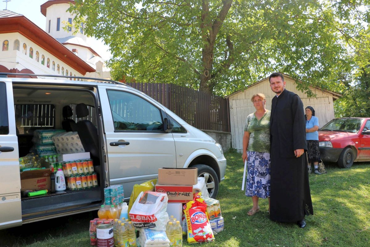 Alături de familiile afectate de inundații 57176