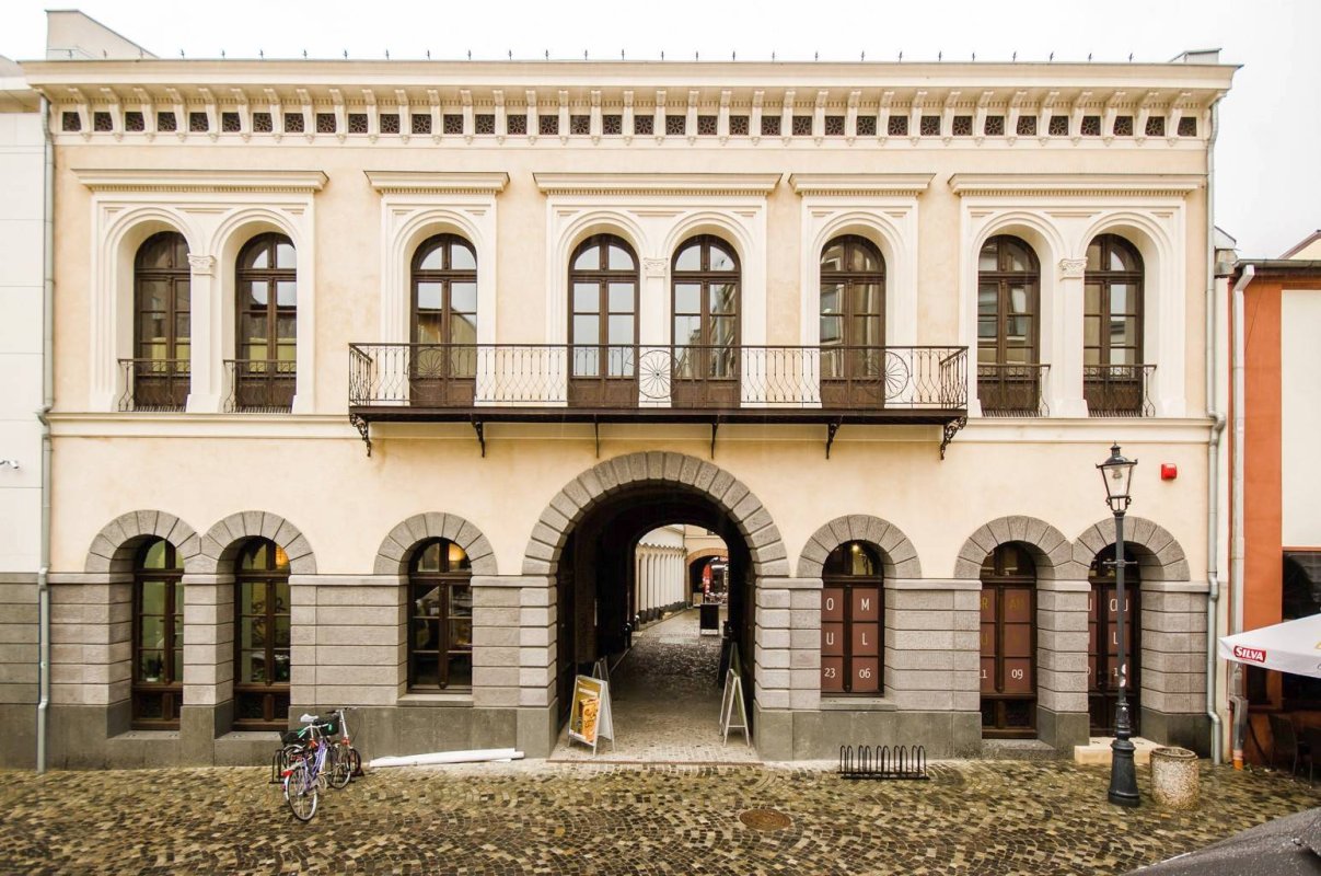 Orașul „străjuit  de o salbă de mănăstiri” 57166