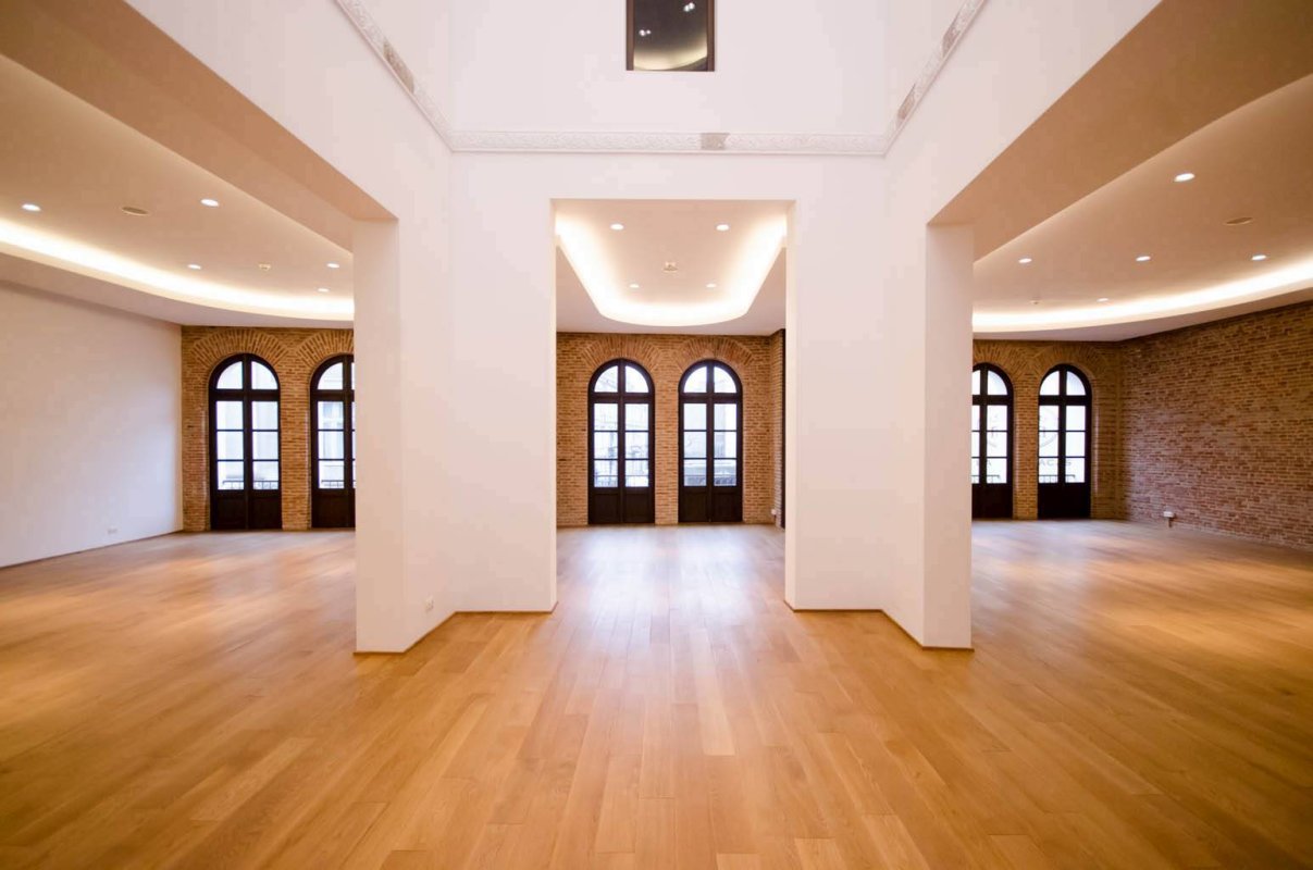 Orașul „străjuit  de o salbă de mănăstiri” 57170