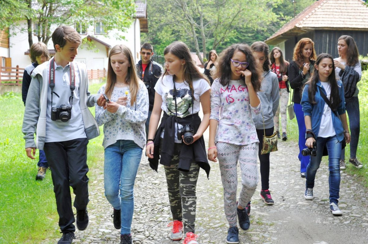 Tabără de fotografie pentru tineri, la Sâmbăta de Sus 57147