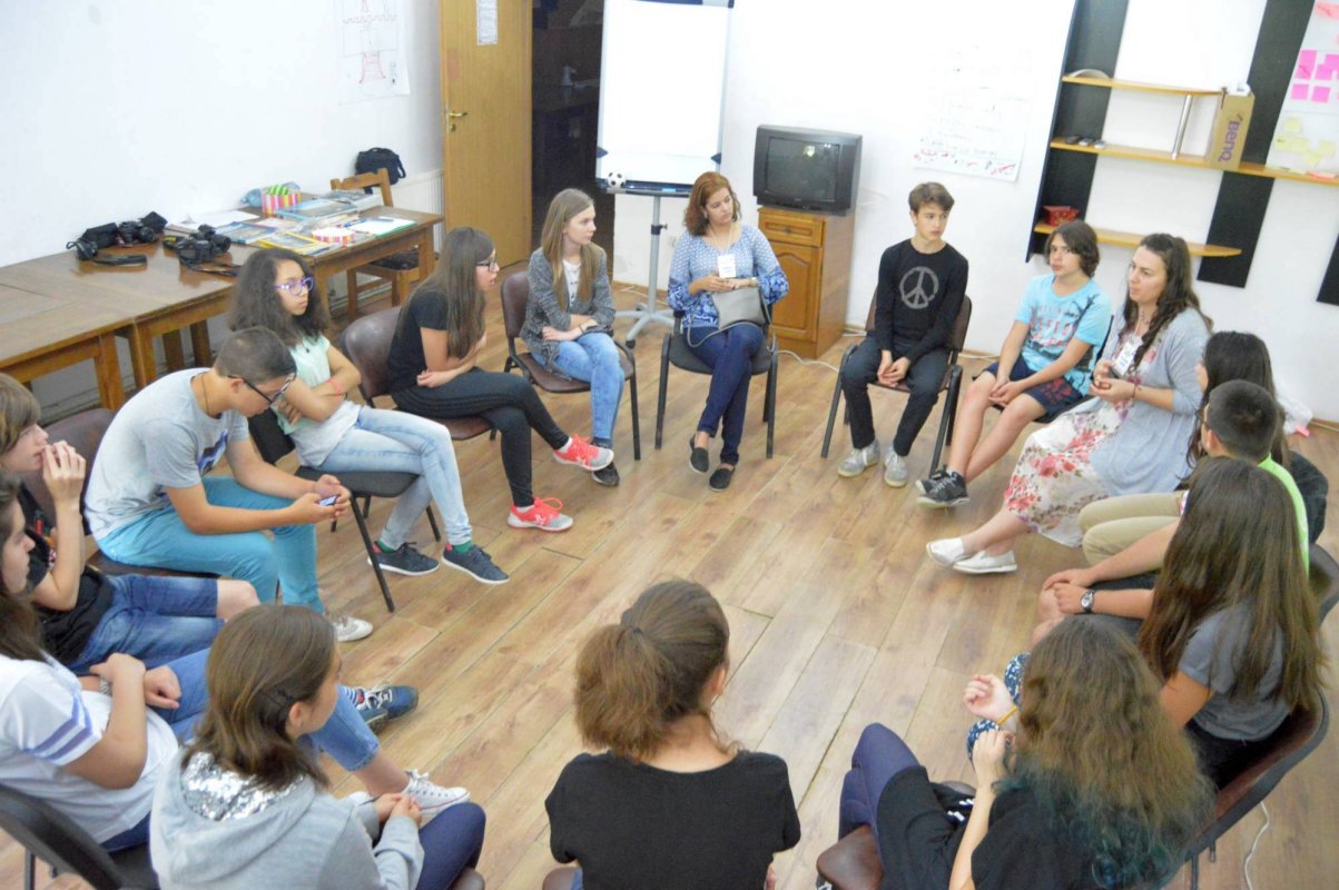 Tabără de fotografie pentru tineri, la Sâmbăta de Sus 57148