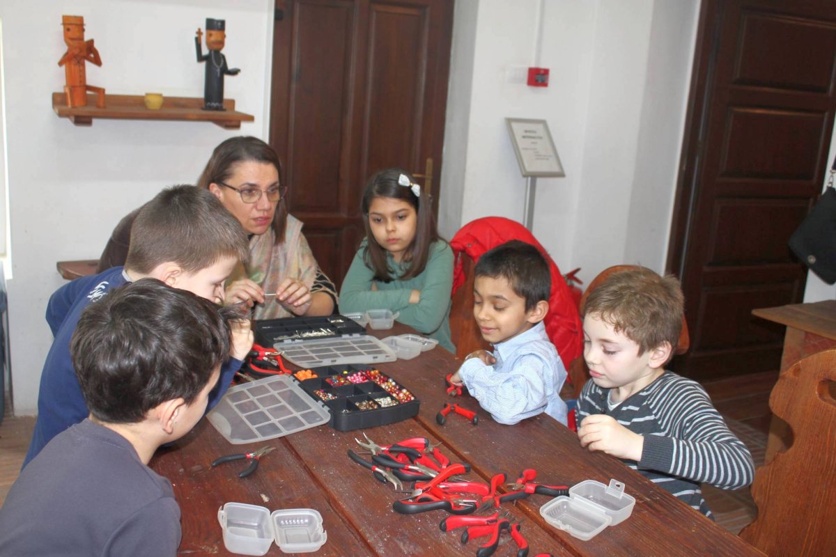 Arhiepiscopia Craiovei, în sprijinul elevilor din Bănie 57000