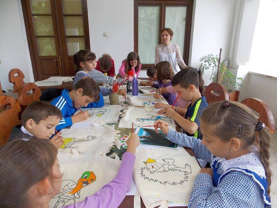 Arhiepiscopia Craiovei, în sprijinul elevilor din Bănie 57001