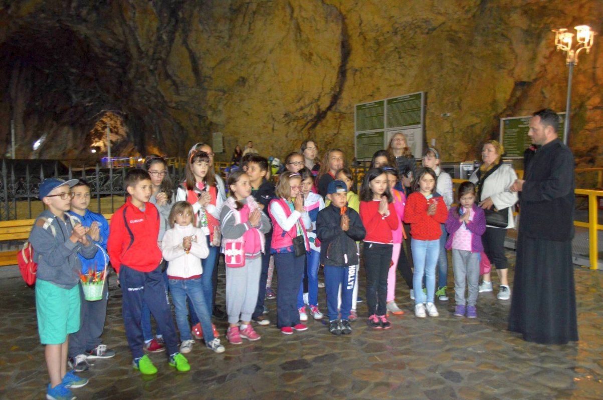 Tineri din Târgoviște în tabără la Mănăstirea Peștera 57033