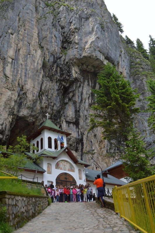 Tineri din Târgoviște în tabără la Mănăstirea Peștera 57035