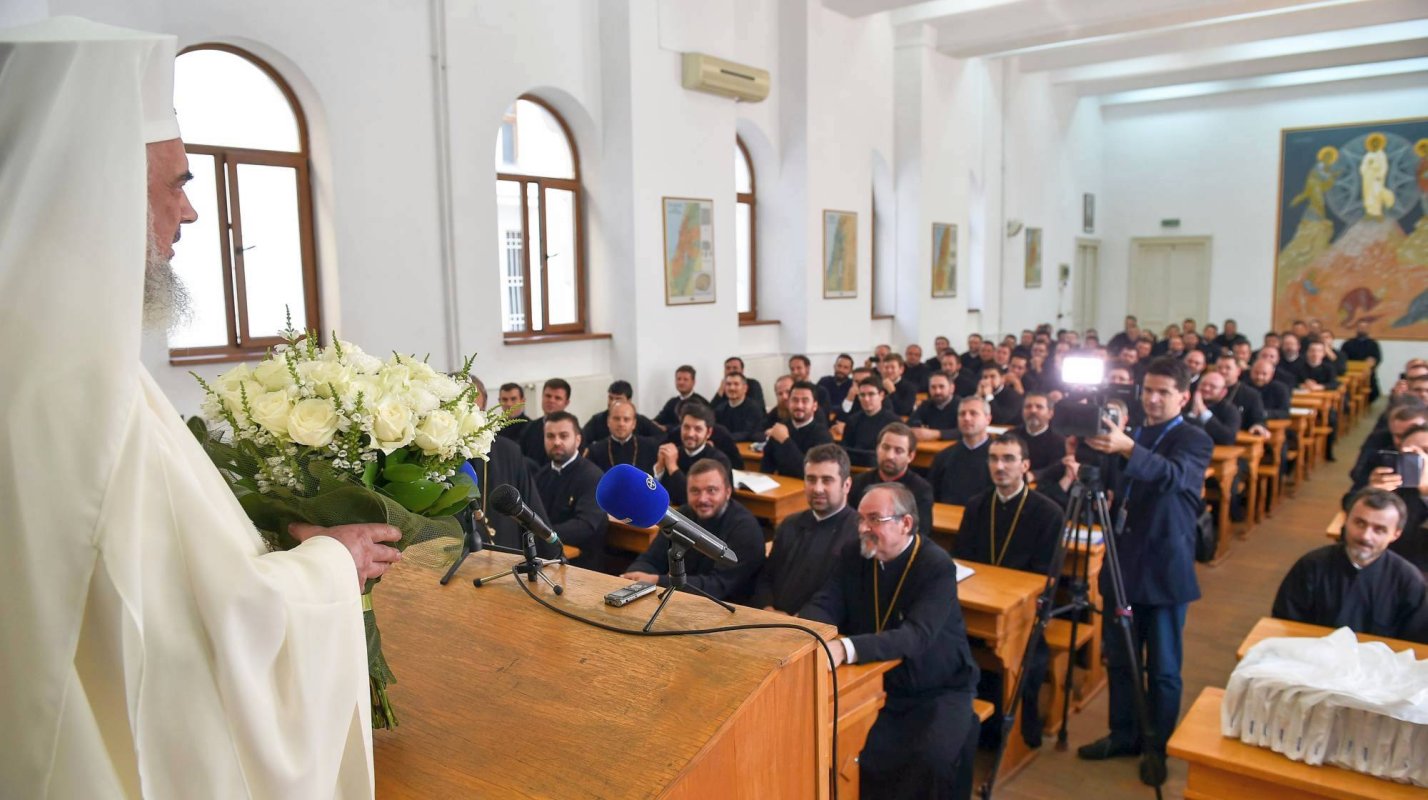 „Tinerii sunt prezentul activ și creativ al Bisericii” 57024