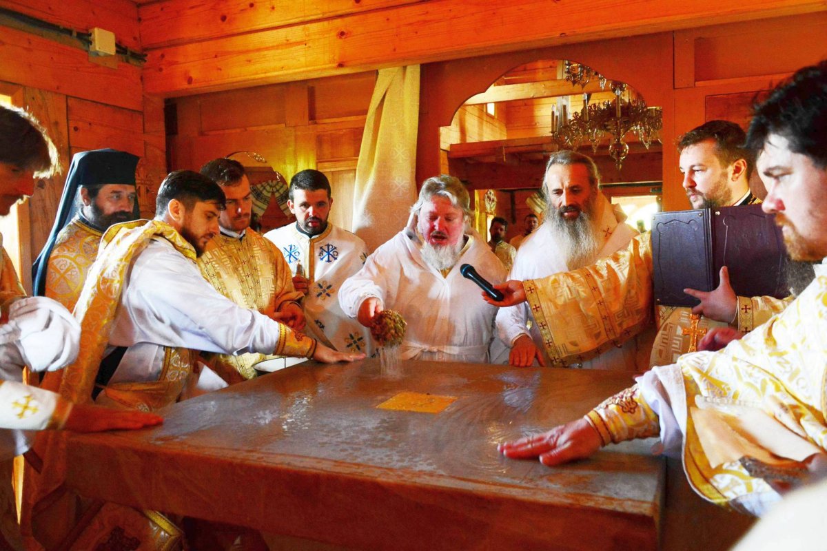 Sfinţire de biserică la Mănăstirea Ştiubieni 56839