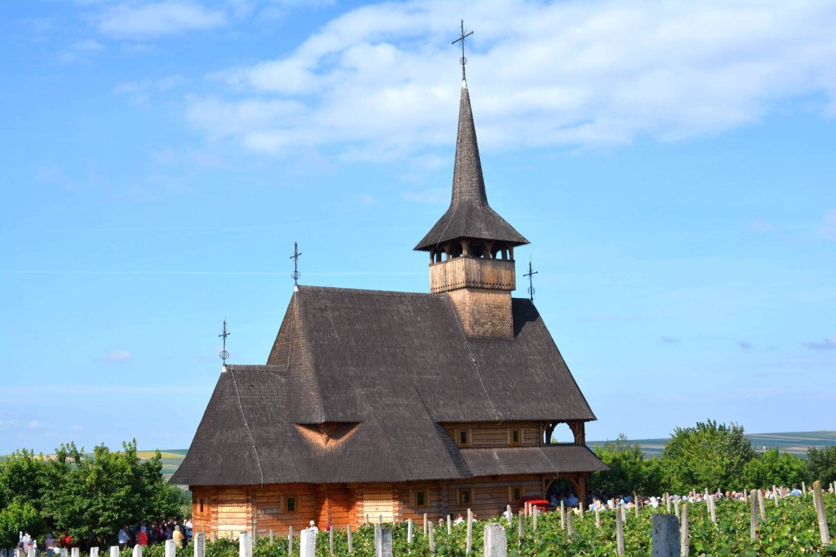 Sfinţire de biserică la Mănăstirea Ştiubieni 56840