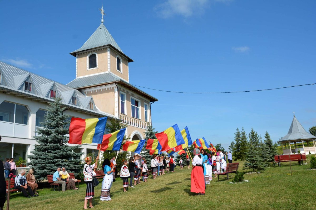 Sfinţire de biserică la Mănăstirea Ştiubieni 56841