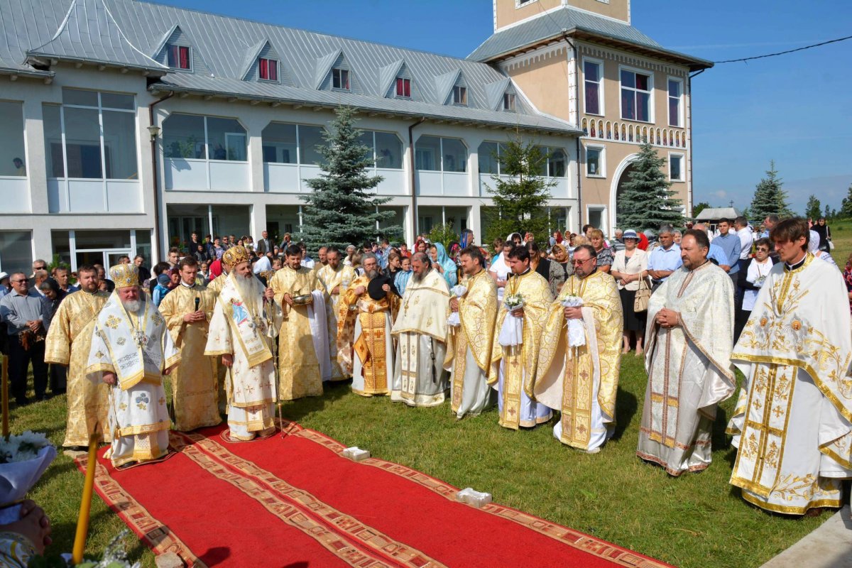 Sfinţire de biserică la Mănăstirea Ştiubieni 56842