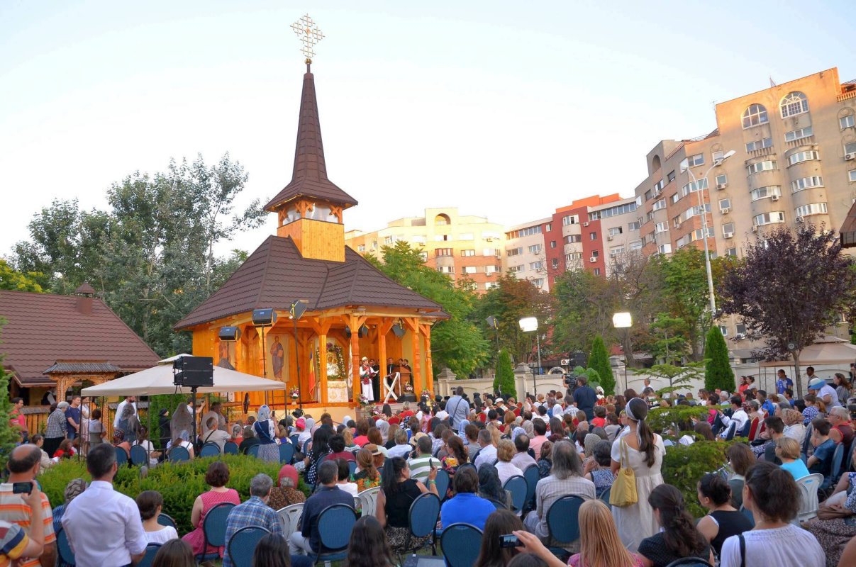 Cinstire adusă Maicii Domnului 56808