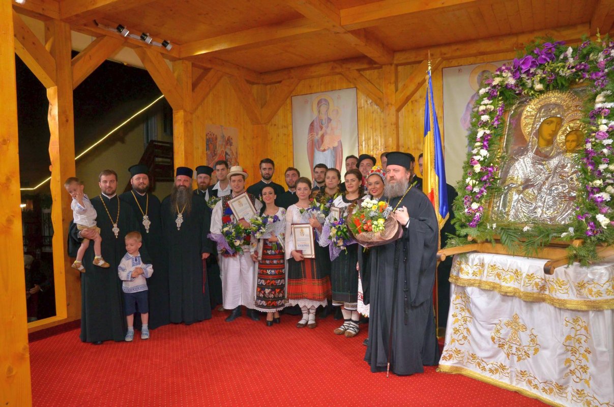 Cinstire adusă Maicii Domnului 56810