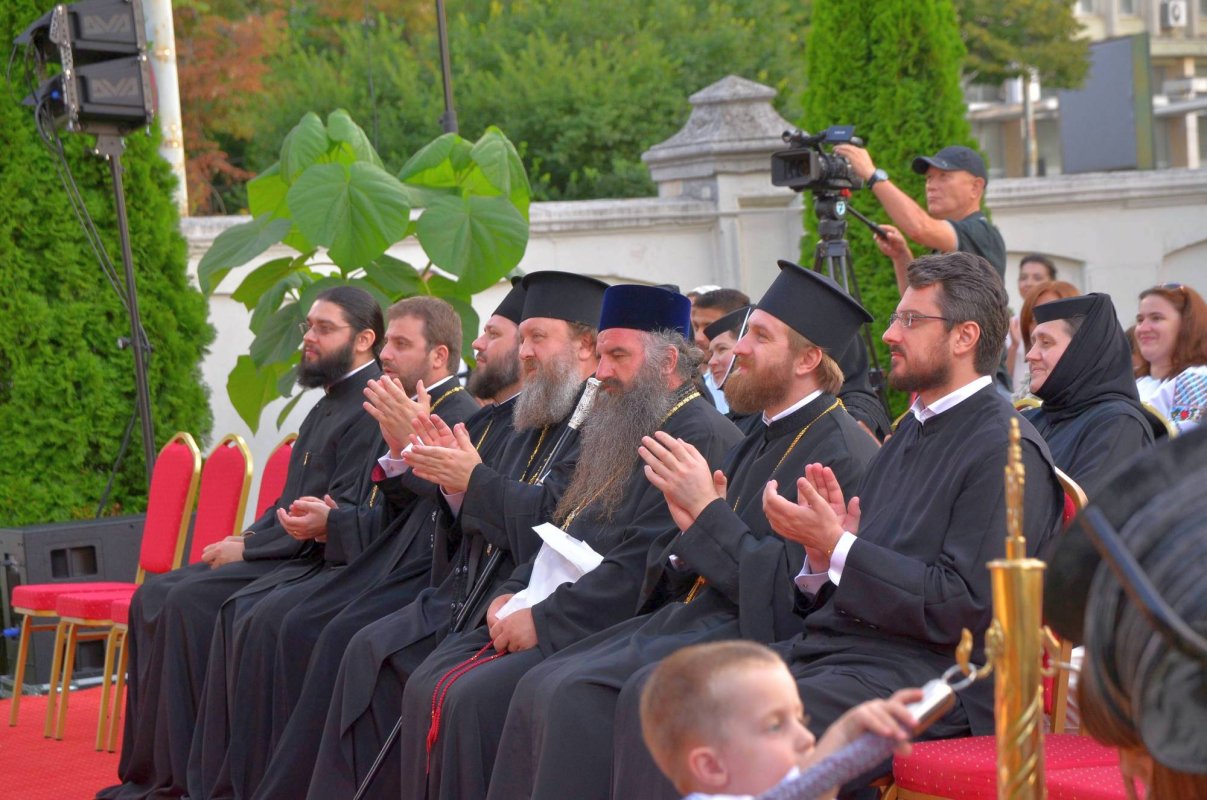 Cinstire adusă Maicii Domnului 56811